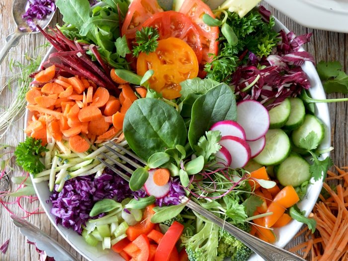 Colourful Mediterranean bowl with vegetables, herbs, and microgreens — IBS, IBD, and gastrointestinal nutrition